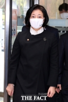 [TF사진관] 고 이건희 회장 빈소 들어서는 박영선 장관