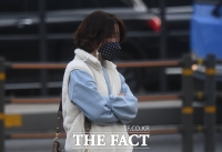 [TF포토] 잔뜩 웅크린 출근길