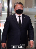 [TF사진관] 고 이건희 회장 빈소 들어서는 조원진