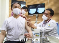  박능후 장관 '저도 맞았습니다'…독감백신 접종 호소