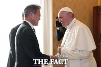  교황, 文대통령에 친필 메시지 '평화 위해 기도해'