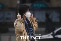 [TF포토] 쌀쌀한 날씨에 옷깃 여미는 시민