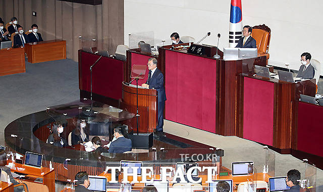 문재인 대통령이 28일 오전 서울 여의도 국회에서 사상 최대 규모로 편성된 2021년 예산안에 대한 시정연설을 하고 있다. 문 대통령이 국회에서 예산안 시정연설을 하는 것은 이번이 네 번째이며 취임 직후인 2017년 6월 추가경정예산안 시정연설을 포함하면 다섯 번째다. /이새롬 기자