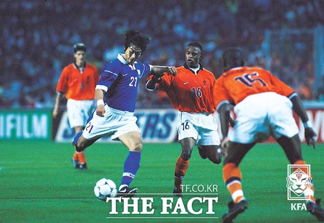 이재명 경기지사는 27일 자신의 페이스북에 이동국 선수의 은퇴를 먹먹한 마음으로 축하합니다라는 제목의 글과 함께 1998년 월드컵 당시 이동국이 네덜란드를 상대로 중거리 슈팅을 날리는 사진을 함께 게재했다. /KFA 제공