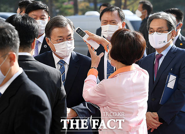 문재인 대통령이 2021년도 정부 예산안 처리를 위한 시정연설을 위해 28일 오전 서울 여의도 국회 본청으로 들어서며 체온 측정을 하고 있다. /국회=이새롬 기자