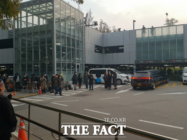 28일 오전 서울 강남구 일원동 삼성서울병원 장례식장에 취재진이 몰려 있다. /이한림 기자