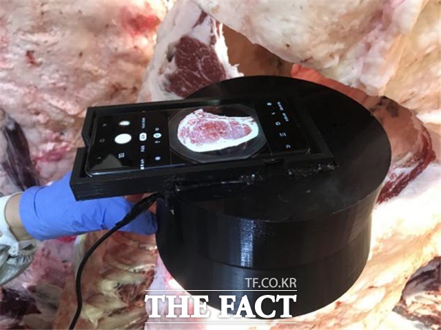 농진청 연구원이 쇠고기 자동 육량등급 판정 장치를 시험하고 있다. /농진청 제공