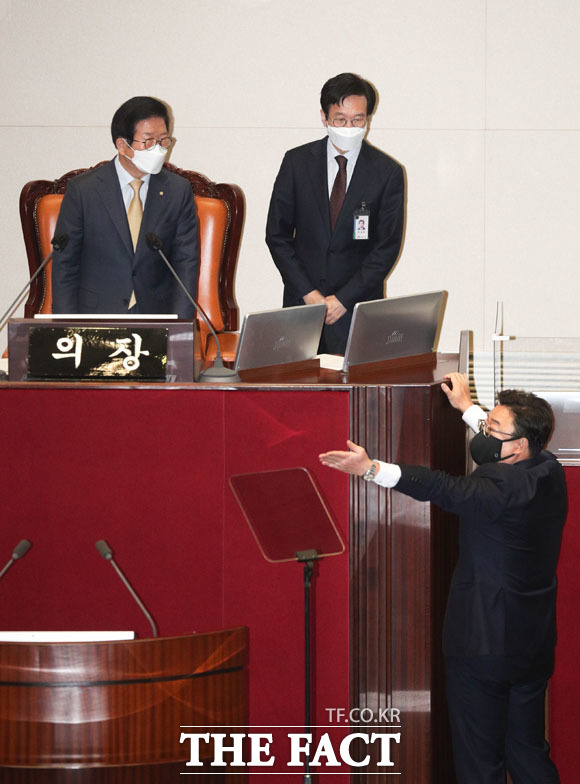 박병석 국회의장(왼쪽)에게 항의하는 김성원 부대표.