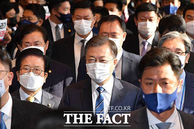 문재인 대통령이 20일 내년도 예산안에 대한 시정연설에서 정부는 일자리를 지키는 노력을 더욱 강화하면서 새로운 일자리 창출에 매진하겠다고 말했다. 국민의 힘 의원들이 특검 촉구 결의대회를 연 가운데 문 대통령이 28일 오전 여의도 국회에서 시정연설을 하기 위해 박병석 국회의장의 영접을 받으며 본관에 들어서고 있다. /국회사진기자단