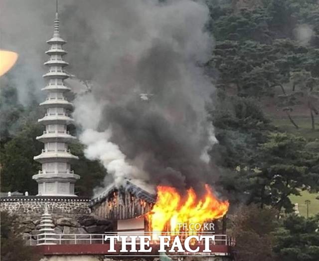 경기 남양주경찰서는 사찰에 불을 지른 혐의(현주건조물 방화 등)를 받는 40대 여성 A씨를 구속해 기소 의견으로 검찰에 송치했다고 28일 밝혔다. 사진이 불이 난 남양주 한 사찰의 모습. /남양주소방서 제공