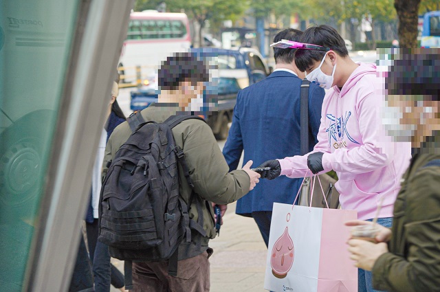28일 서울 강남역에서 그라비티 관계자가 시민들에게 마스크 스트랩을 나눠주고 있다. /그라비티 제공