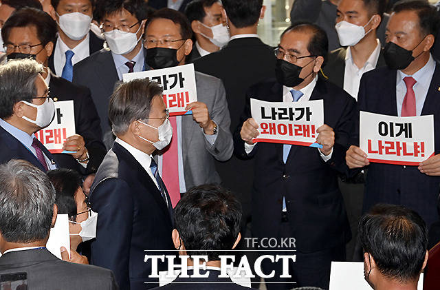 문재인 대통령이 2021년도 예산안의 국회 본회의 상정에 따른 시정연설을 위해 28일 오전 국민의힘 의원들의 피킷항의 속에 국회로 들어서고 있다. 2020.10.28 /국회=이새롬 기자