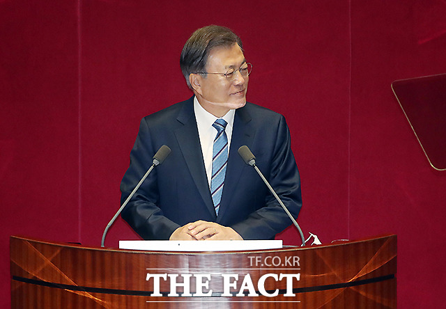 문재인 대통령이 28일 서울 여의도 국회에서 시정연설을 하기 전 라임·옵티머스 사태 특검을 촉구하는 국민의힘 의원들을 바라보고 있다. /이새롬 기자