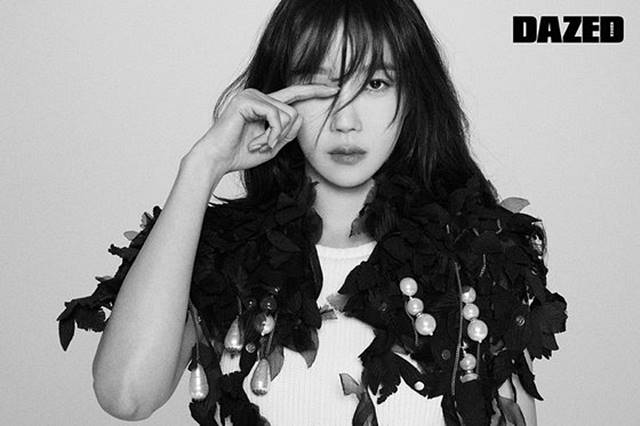 이지아가 흑백의 화보를 공개하고 출연 중인 드라마 펜트하우스와 관련된 이야기를 털어놓았다. /데이즈드 제공