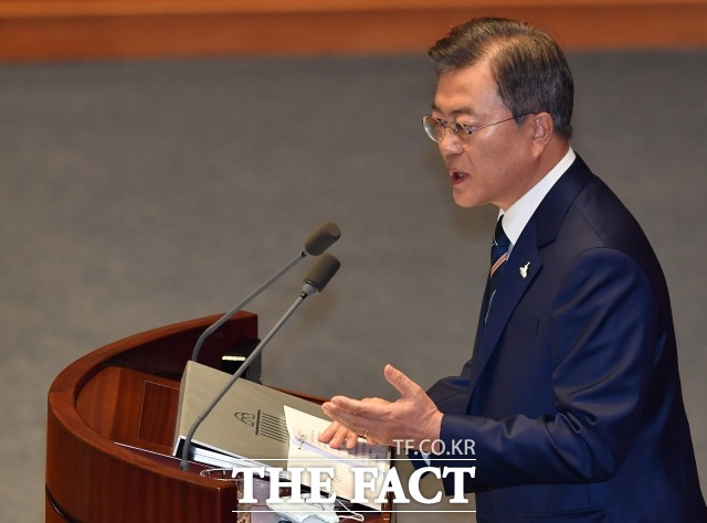 28일 문재인 대통령은 2021년도 정부 예산안에 대한 시정연설에 나선다. 문 대통령이 지난 7월 국회에서 열린 제21대 국회 개원식에서 개원 연설을 하고 있다. /배정한 기자