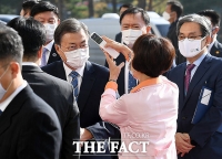 [TF사진관] 체온 측정하는 문재인 대통령