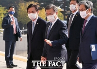 [TF사진관] 1인 시위 류호정에 인사하는 문재인 대통령