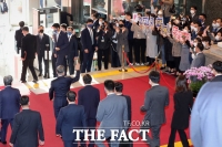 [TF포토] 시정연설 후 환호 받는 문재인 대통령