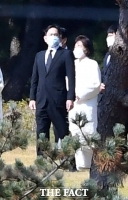 [TF포토] 취재진쪽 바라보는 이재용 부회장