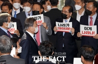 [TF사진관] 국민의힘 피켓 시위 속 이동하는 문재인 대통령