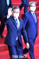 [TF포토] 인사하며 국회 나서는 문재인 대통령