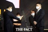 [TF포토] 대통령 표창 수상하는 강호동