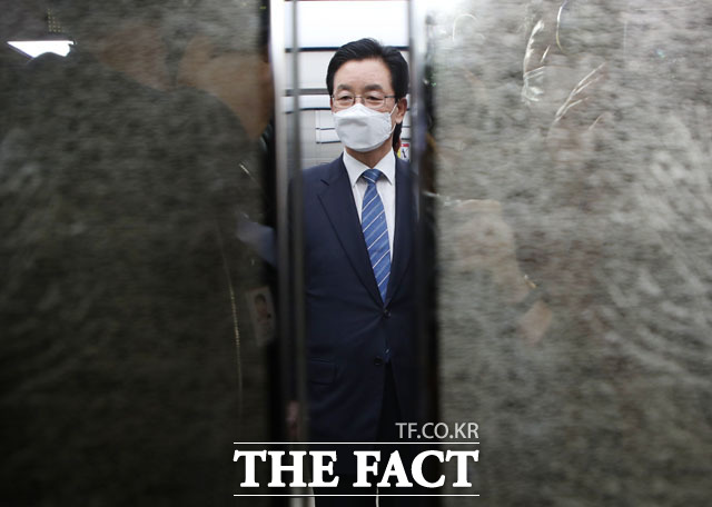 정정순 더불어민주당 의원이 29일 본회의 체포동의안 가결 후 서울 여의도 국회 본회의장을 나와 승강기를 타고 있다. /이새롬 기자