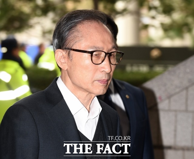 다스 의혹 이명박(사진) 전 대통령에 대해 대법원이 이날 상고심 선고를 내린다. /이동률 기자