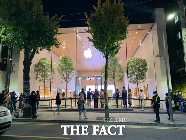 애플이 오는 30일 아이폰12 시리즈를 출시하는 가운데, 지난해와 달리 애플스토어 앞에서 신제품을 구매하기 위해 기다리는 고객은 찾을 수 없었다. /최수진 기자