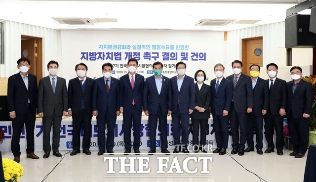 이강덕 포항시장은 29일 경기도 화성에서 개최된 전국대도시시장협의회에서 인구 50만 이상 대도시의 특례시 지정을 촉구했다./포항시 제공