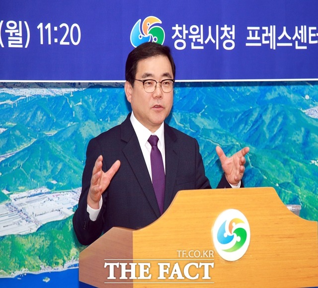 허성무 창원시장이 지난해 12월 제20대 국회에서 고배를 마신 지방자치법 전부 개정안을 제21대 국회에서 최우선적으로 처리해 줄 것을 촉구하고 있다./창원시 제공