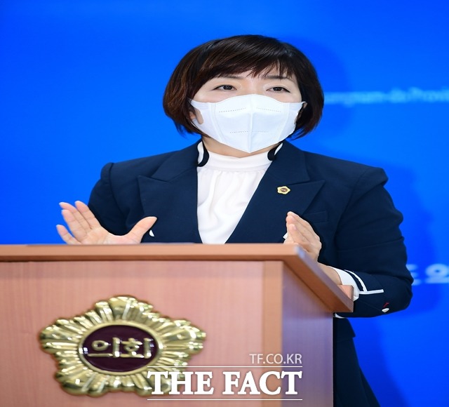 김지수 경남도의원(더불어민주당, 창원2)이 29일 경남도의회 브리핑룸에서 기자회견을 열어 창원 특례시 지정을 포함한 지방자치법 전부개정안 보류 상황에 대해 설명하고 있다. /경남도의회 제공