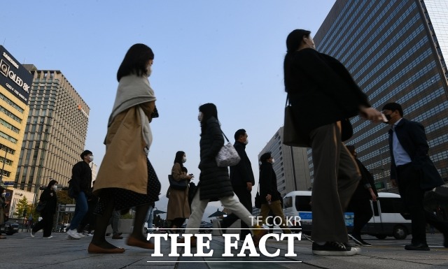 중국 북동지방에 위치한 고기압의 영향을 받아 전국에 구름이 많다가 아침부터 맑아지겠다. 동해안에 산발적으로 빗방울이 떨어지겠다. /더팩트 DB