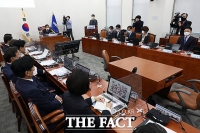 [TF사진관] 온택트 의원총회 주재하는 이낙연 대표