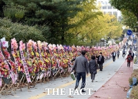  서초구, '윤석열 화환' 딜레마…'일단 자진철거 유도'