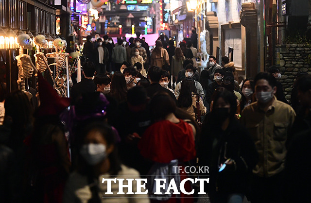 핼러윈 데이를 하루 앞둔 30일 저녁 서울 용산구 이태원 거리가 마스크를 착용한 사람들로 북적이고 있다. /이동률 기자