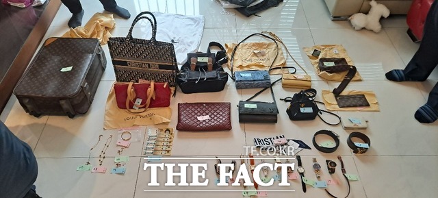 광주시 체납관리팀(체납징수기동반)은 지난 27일부터 29일까지 1000만원 이상 고액 체납자 3명의 거주지를 가택수색해 현금 4천만원과 명품가방·시계, 귀금속 등을 압류했다. 사진은 체납징수기동반이 고액체납자의 가택을 수색해 압류한 현금과 명품가방·시계, 귀금속./ 광주광역시 제공
