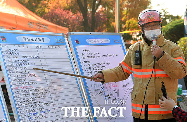 화재 관련 브리핑 하는 이대우 서울 은평소방서 소방행정과장.