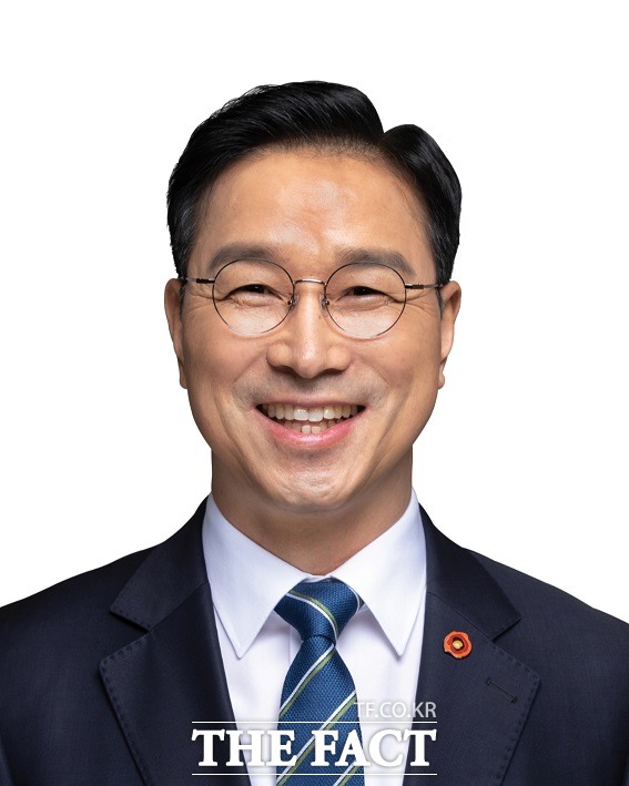 더불어민주당 위성곤 의원은 작황 부진에 농민들이 신음하고 있는 가운데 농협공판장이 국내에서도 생산되는 당근‧호박‧마늘 등 수입 농산물을 들여와 버젓이 팔고 있다고 지적했다/위성곤 의원실 제공.