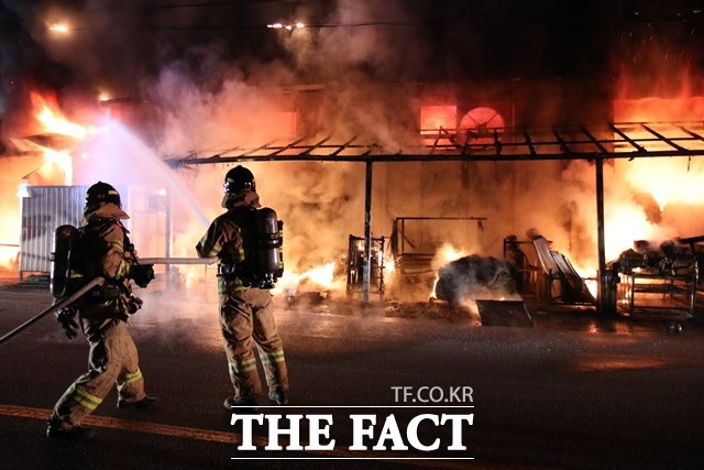 30일 오전 5시 35분께 전북 김제시 공덕면의 한 공장에서 불이 나 출동한 소방대원들이 화재를 진화하고 있다. /김제소방서 제공