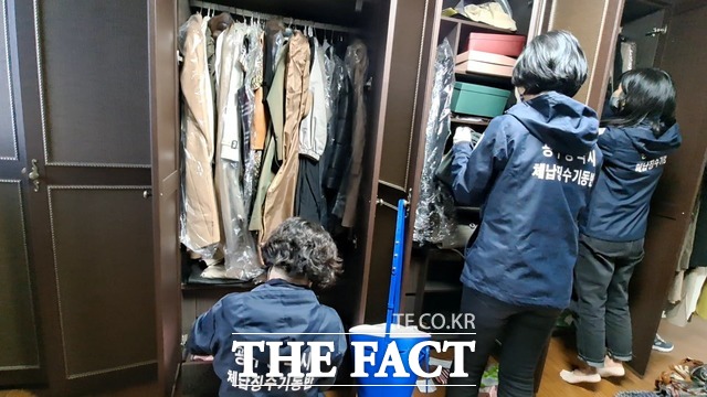 체납징수기동반이 고액체납자의 가택을 수색하고 있다./ 광주광역시 제공