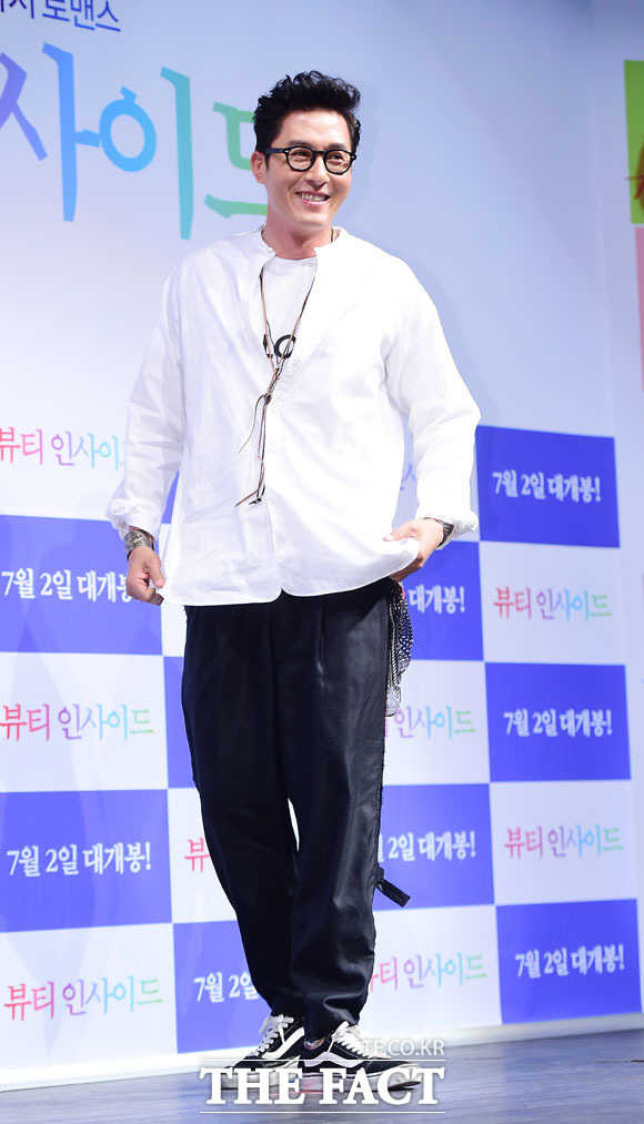 2015년 영화 뷰티 인사이드 제작보고회에 참석한 김주혁의 모습. /배정한 기자