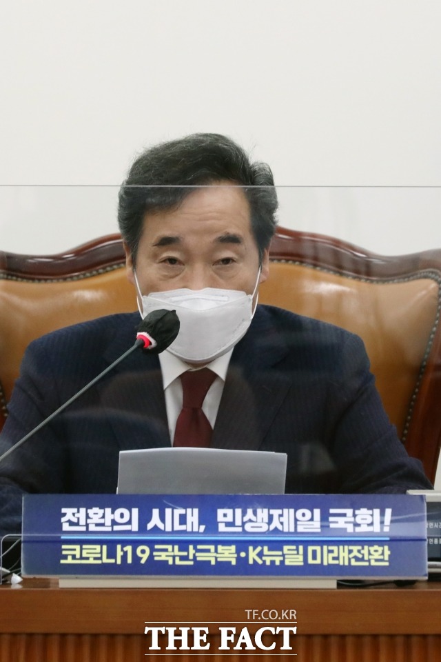 이낙연 민주당 대표는 지난 29일 오히려 후보 공천을 통해 시민의 심판을 받는 것이 책임 있는 공당의 도리라며 보궐선거 후보 공천 방침을 굳혔다. 이날 열린 의원총회를 주재하는 이 대표. /이새롬 기자