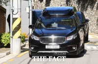 [TF포토] 병원 진료 마치고 귀가하는 MB 차량