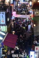 [TF포토] 코로나19 확산 위험에도 핼러윈 분위기로 북적이는 이태원