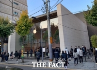  [TF현장] '아이폰12 고객보다 취재진이 더 많다'…애플 新풍속도