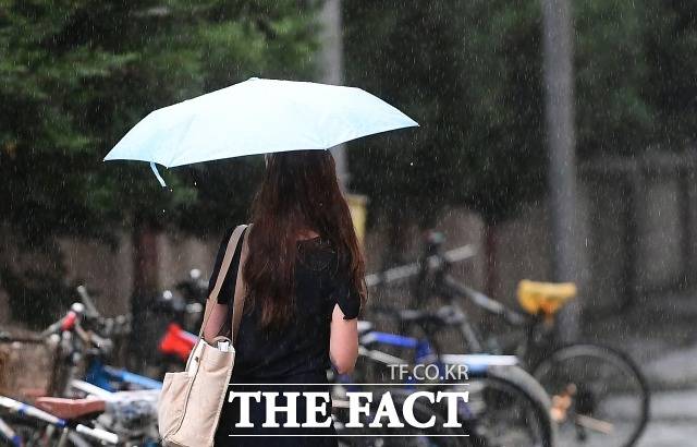 1일은 중부와 전라도, 경북 내륙에 비가 내릴 것으로 예상된다. /더팩트 DB