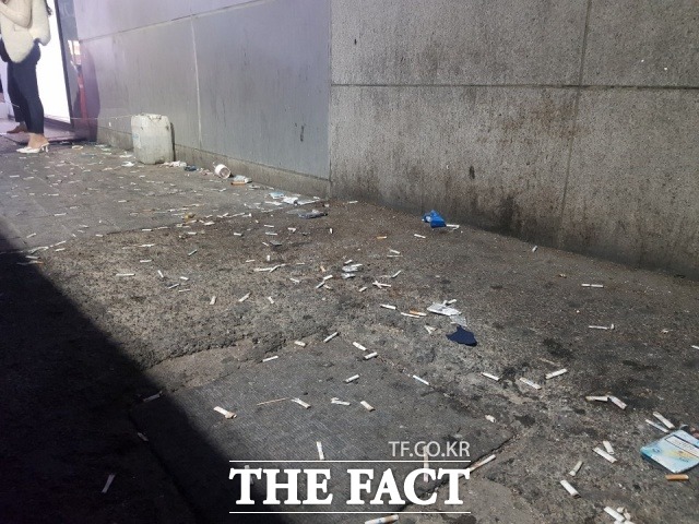 부산 서면 쥬디스태화 인근 골목길 내 버려진 담배꽁초. /부산=조탁만 기자