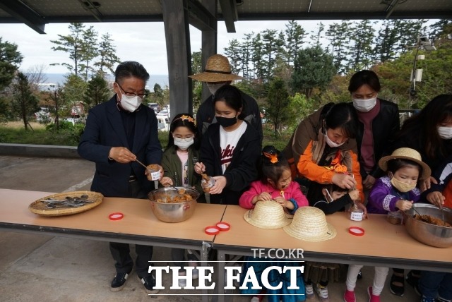 이번 체험활동에 참여한 어린이들은 된장과 간장을 직접 나누어 보고, 슬로푸드를 시식하는 시간도 가졌다. /울릉군 제공