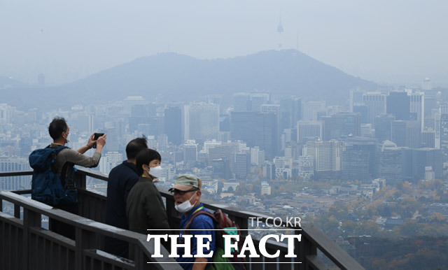 전국적으로 가을비가 예고된 1일 오전 서울 종로구 북악산에서 바라본 서울일대가 흐린모습을 보이고 있다. /임세준 기자